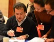 黄宏与邰丽华在交流