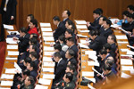 人大代表在认真听会