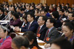 代表在认真听会