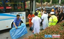 民众抬车抢救用身体保护孩子的老师