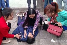 珠海海边漂浮一女子 过路大叔跳海救人
