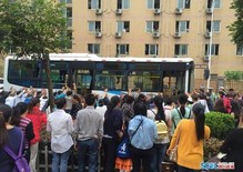 民众抬车抢救用身体保护孩子的老师