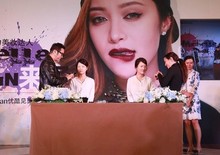 （国内顶级美妆大师唐毅与米歇尔·范现场为一对双胞胎粉丝化妆）