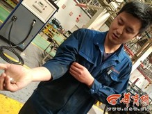 小伙救人女友接手急救获赞