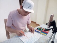 王彦霖助跑公益 化身灵魂画手“发糖”不断