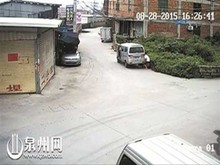 1岁男童被卷车底 路人13秒抬车救人