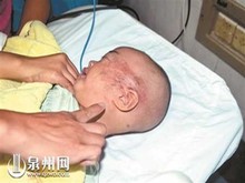 1岁男童被卷车底 路人13秒抬车救人
