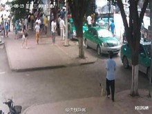 广西上百路人抬起大客车 营救被压女孩