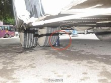广西上百路人抬起大客车 营救被压女孩