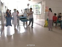 广西上百路人抬起大客车 营救被压女孩