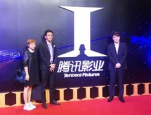 演员小爱亮相发布会 黑色西装尽显绅士魅力
