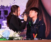（米歇尔在为男粉丝现场化妆）
