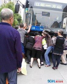 民众抬车抢救用身体保护孩子的老师