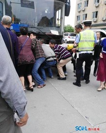 民众抬车抢救用身体保护孩子的老师