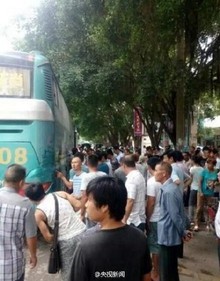 广西上百路人抬起大客车 营救被压女孩