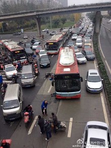 成都夫妇被卷入公交车底 40余人抬车救人
