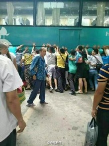 广西上百路人抬起大客车 营救被压女孩