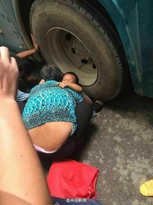 广西上百路人抬起大客车 营救被压女孩
