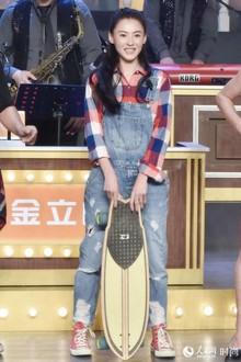 顽皮又可爱！张柏芝穿减龄背带裤变身滑板少女【4】