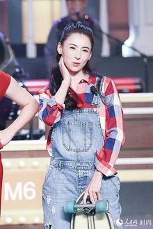 顽皮又可爱！张柏芝穿减龄背带裤变身滑板少女【3】