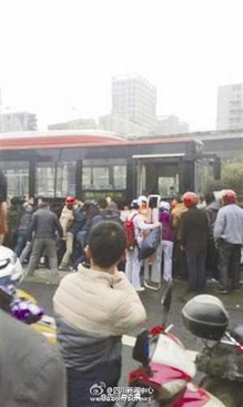 成都夫妇被卷入公交车底 40余人抬车救人