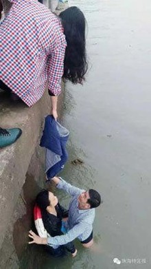 珠海海边漂浮一女子 过路大叔跳海救人