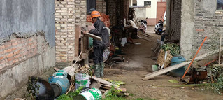 吴林的邻居正自行拆除了鸡圈，双方达成了和解。受访者供图