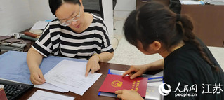 吕女士在为孩子办理转学。人民网 杨维琼摄