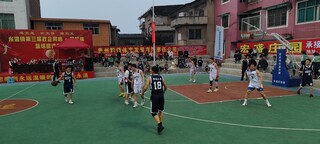 图为：两队球员正激烈比赛.jpg