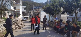 志愿者走村串寨，向群众宣传“33治丧”机制.jpg