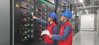 贵安供电局“云上贵安”党员服务队在国家电投贵安数据中心进行电力排查。 