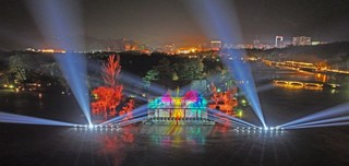 灯光与古建相融合的烟雨楼灯光秀。王海琦摄