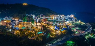 霞浦东壁村民宿群灯火璀璨。郑戈摄