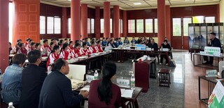习水八中同学们专注聆听阅读分享（任思宇 摄） (2).jpg