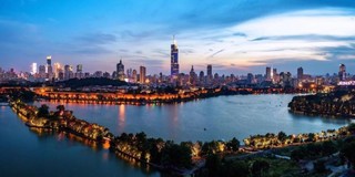 近年来，南京市委市政府坚持把优化营商环境作为打造高质量发展区域增长极、提升城市核心竞争力的关键一招。图为华灯初上的南京城。南报融媒体记者 崔晓摄
