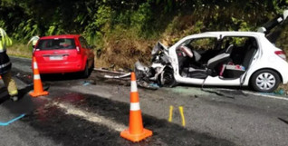 事故现场：红色福特轿车为逆向肇事车辆，小Q所乘的为右侧白色丰田轿车。