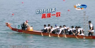 视频截图：《奔跑吧》兄弟团正在进行赛龙舟比赛