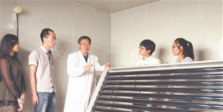 山东建筑大学教授薛一冰为学生讲解太阳能采暖技术原理。 受访者供图