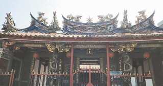 位于台湾台北市万华区康定路的艋舺清水岩祖师庙始建于清乾隆五十二年（1787年），系由福建安溪的移民发起募捐建造。这里供奉的清水祖师有“落鼻祖师”之称。