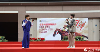 歌手周吉佩与古淖文带来开幕表演。人民网 吴宇扬扬 摄
