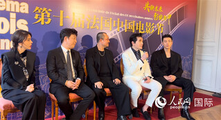 图2：《封神》剧组接受记者采访（图片：人民网）