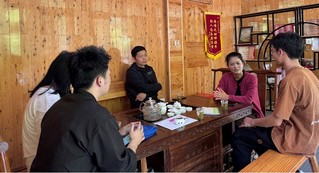 实践团与“黔乡姊妹”交流。贵州大学管理学院供图