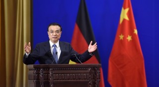 6月13日，国务院总理李克强在北京人民大会堂与德国总理默克尔共同出席第八届中德经济技术合作论坛并致辞。