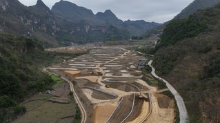 石屯镇拉袍村高标准农田建设点。