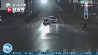 非常危险！男子醉驾闯8个红灯又逆行还追尾 车辆撞到接近报废