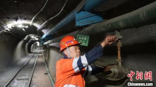 图为赵文普在千米井下巡检设备。　刘宇 摄