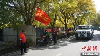 疫情防控期间，赵文普(左一)利用休息时间做志愿服务工作。　刘宇 摄