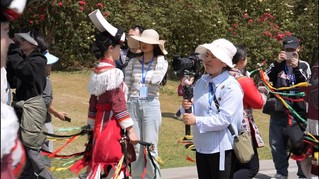 全国记者深入景区与杜鹃花.JPG