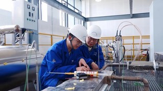 实验室师生调试超临界二氧化碳综合实验平台，两江协同创新区供图