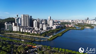 筼筜湖片区，湖光山色与城市繁华交相辉映。人民网记者 陈博摄